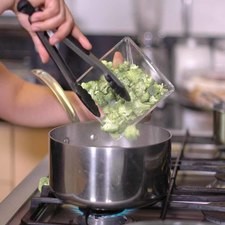 Poner mucha agua a hervir y cuando esté hirviendo fuerte sumergir los floretes de brócoli por 30 segundos.