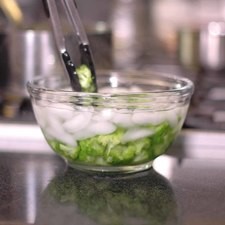 Escurrirlos y vaciar a un tazón con agua y hielo para parar su cocimiento.