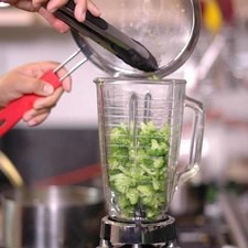 Colocar en el vaso de la licuadora el brócoli.