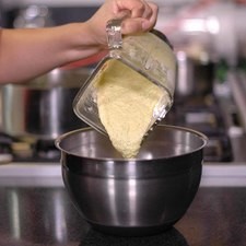 Vaciar la mezcla en un tazón y meter a refrigerar durante 10 minutos hasta espesar.