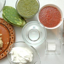 Ingredientes para gorditas 500 gramos de masa de maíz sal al gusto agua tibia al gusto 300 gramos de chicharrón prensado Ingredientes para relleno 6 piezas de penca de nopal 1 taza de salsa roja 1 taza de salsa verde queso fresco al gusto 1 taza de crema de leche de vaca