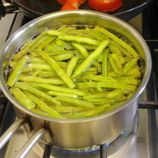 Picar los nopales en tiras delgadas. Poner a hervir con un poco de agua y sal durante 5 minutos.