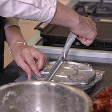 Aplastar con la máquina para tortillas cubiertos con trozos de a bolsa de plástico hasta obtener una tortilla de medio centímetro de espesor.