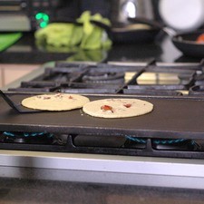 Poner a calentar el comal y cuando esté bien caliente, cocer sobre el comal a lumbre media, primero por un lado durante unos minutos y después del otro. Voltear una vez más y listo.