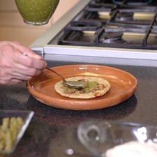 Para servir colocar una gordita en el plato, añadir un poco de salsa verde sobre ella.