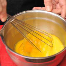 Batir los huevos en un tazón con un poco de sal.