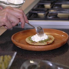 Agregar un poco de crema y queso fresco desmoronado.