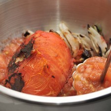 Colocar los jitomates en un tazón junto con la cebolla tostada y aplastar. Después agregar sal y chile molcajeteado al gusto, para que obtenga el picor deseado.