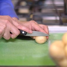 Cortar la parte inferior de la papa para poder hacer un base y la parte superior para sacar la pulpa con la ayuda del cuchillo o cuchara hasta que queden huecas.
