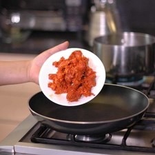 Calentar el sartén y cuando esté bien caliente sofreír el chorizo unos minutos o hasta que esté dorado.