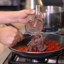 Agregar los frijoles refritos, revolver bien. Reservar