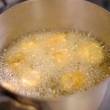 Calentar aceite en una olla honda y cuando esté bien caliente sumergir las papas y sofreír hasta que queden doradas.