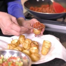 Para servir, rellenar las papas con un poco de la mezcla de frijoles con chorizo y añadir un poco de guacamole.