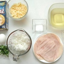 Ingredientes para receta 1 1/2 tazas de arroz cocido al vapor 50 gramos de jamón de pavo 150 gramos de queso manchego rallado 2 cucharadas de perejil picado aceite vegetal comestible al gusto Ingredientes para empanizado 1/2 taza de harina de arroz tres estrellas 2 piezas de huevo sal al gusto pimienta negra molida al gusto S 17611 1475598993