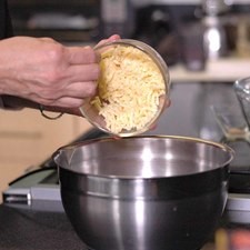 Colocar en un tazón el arroz cocido, jamón picado, queso rallado y perejil picado, mezclar todos los ingredientes. S 17613 1475598991