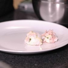 Forma pequeñas esferas de 2 a 3 centímetros. Reservar S 17614 1475598990