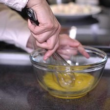 Batir los huevos en un tazón con un poco de sal y pimienta, con el batidor de globo. S 17615 1475598985