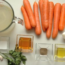 Ingredientes para receta 8 piezas de zanahoria 1 diente de ajo 1/4 pieza de cebolla blanca 3 tazas de caldo de pollo 1/2 cucharita de tomillo seco 1 rama de perejil 1 cucharada de aceite de oliva sal al gusto pimienta negra molida al gusto 3 cucharadas de miel de abeja
