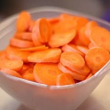 Cortar las zanahorias en rodajas