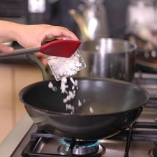 Calentar el aceite en una olla honda y sofreír la cebolla y ajo picado durante un par minutos