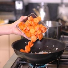 Añadir la zanahoria en rodajas y continuar cociendo durante 5 minutos más o hasta que la zanahoria esté al dente.