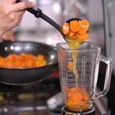 Colocar la mezcla cocida de zanahoria en el vaso de la licuadora y moler hasta obtener una mezcla homogénea.