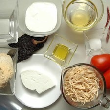 Ingredientes para empanadas 500 gramos de masa de maíz sal al gusto agua al gusto 1 cucharada de aceite de oliva aceite vegetal comestible al gusto bolsa de plástico al gusto Ingredientes para relleno 2 tazas de pollo deshebrado 2 piezas de chile ancho 2 piezas de chile de árbol seco 4 piezas de jitomate guaje 1/4 pieza de cebolla blanca sal al gusto 1 cucharada de aceite de oliva aceite vegetal comestible al gusto Ingredientes para acompañar 1 taza de crema de leche de vaca queso fresco al gusto