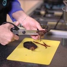 Para preparar el relleno: Desvenar los chiles.