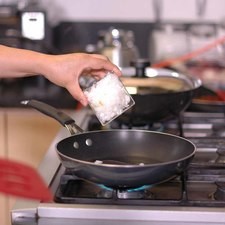 Poner a calentar el aceite en un sartén abierto y agregar la cebolla picada, sofreír un par de minutos.
