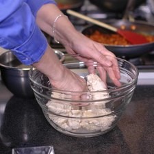Para preparar la masa, mezclar la masa de maíz con la sal y agregar suficiente agua tibia hasta formar una pasta aterciopelada y que no se pegue en los dedos.