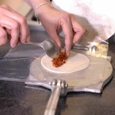 Colocar una porción del relleno en la parte media superior.