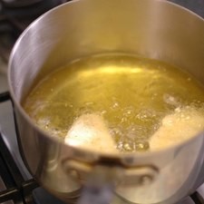 Calentar aceite en un sartén y freír las mini empanaditas volteando con una pala para que se doren parejo. Escurrir sobre servilletas de papel.