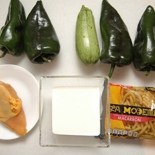 Ingredientes para receta 200 gramos de macarrón corto la moderna 4 piezas de chile poblano 1 taza de crema de leche de vaca 1/2 pieza de pechuga de pollo 1 pieza de calabacita italiana 1 taza de granos de elote sal al gusto 1 pieza de bolsa de plástico