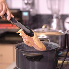 Poner a cocer la pechuga de pollo con piel en una olla honda con agua y sal durante 25 minutos. Retirar la pechuga del caldo, dejar enfriar, deshebrar y reservar.