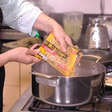 Para cocer la pasta, poner mucha agua a hervir, agregar sal y cuando recupere el hervor añadir la pasta. Dejar cocer de 7 a 11 minutos hasta que esté al dente, firme por dentro suave por fuera.