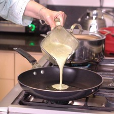 Poner un poco de aceite en un sartén y freír la salsa hasta que espese un poco. Sazonar con sal al gusto.