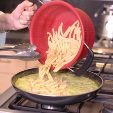 Añadir pollo deshebrado y la pasta cocida en la salsa una vez que suelte el hervor.