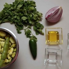 Ingredientes para receta 3 tazas de haba fresca 1/4 taza de cebolla morada 1 pieza de chile jalapeño 1/4 manojo de cilantro fresco 1 cucharita de vinagre blanco 2 cucharadas de aceite de oliva sal al gusto