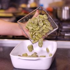 Colocar en la ensaladera las habas.