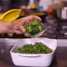 Añadir cilantro picado, rodajas de chile, revolver con la pala para integrar los ingredientes.