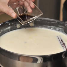 Retirar la cascarita de limón. Agregar la esencia de vainilla y se revolver bien. Dejar enfriar completamente y refrigerar.