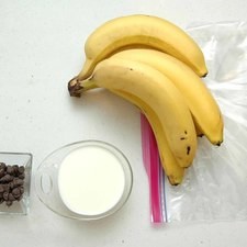 Ingredientes para receta 6 piezas de plátano 9 cucharadas de leche de vaca 1 pieza de bolsa de plástico Ingredientes para decorar chispas de chocolate al gusto