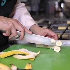Pelar y cortar el plátano en rodajas, descartando las puntas.