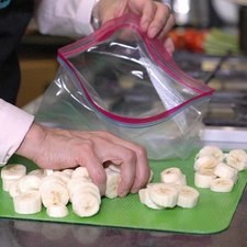 Colocar las rodajas de plátano en una bolsa de plástico y sellar bien. Meter al congelador durante 2 horas o hasta que el plátano se haya congelado completamente.