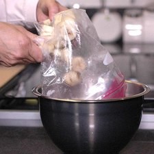 Sacar el plátano congelado de la bolsa y colocar en un tazón.