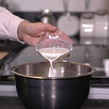Añadir un poquito de leche y batir con la ayuda de la batidora.