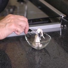Agregar poco a poco el resto de la leche hasta obtener la consistencia de helado.