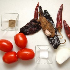 Ingredientes para receta 4 piezas de jitomate guaje 2 piezas de chile guajillo 2 piezas de chile ancho 1 pieza de chile pasilla 2 piezas de chile de árbol seco 1 pieza de chile morita 1/4 pieza de cebolla blanca 1 diente de ajo sal al gusto pimienta negra molida al gusto 1 pieza de chile chipotle seco