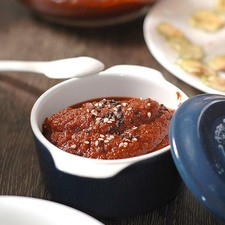Servir fría o caliente para aderezar todo tipo de platillos mexicanos o simplemente como botana con totopos o tostadas.