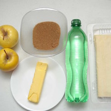 Ingredientes para receta 250 gramos de masa de hojaldre 90 gramos de mantequilla 1/2 taza de azúcar morena 1 cucharita de esencia de vainilla 1 cucharita de canela en polvo 2 piezas de manzana 1 lata de refresco de lima-limón